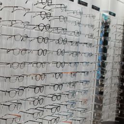 En vegg full av briller