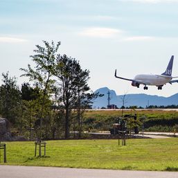 Fly lander på Kvernberget flyplass i Kristiansund